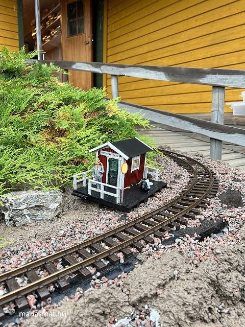 Liten banvaktsstuga i modell vid spåret på trädgårdsbanan