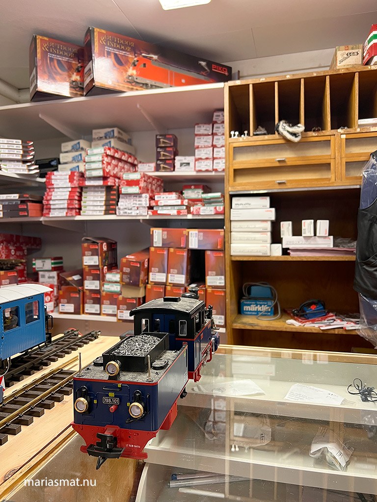 Butikens hyllor med lok, vagnar och tillbehör i originalkartonger